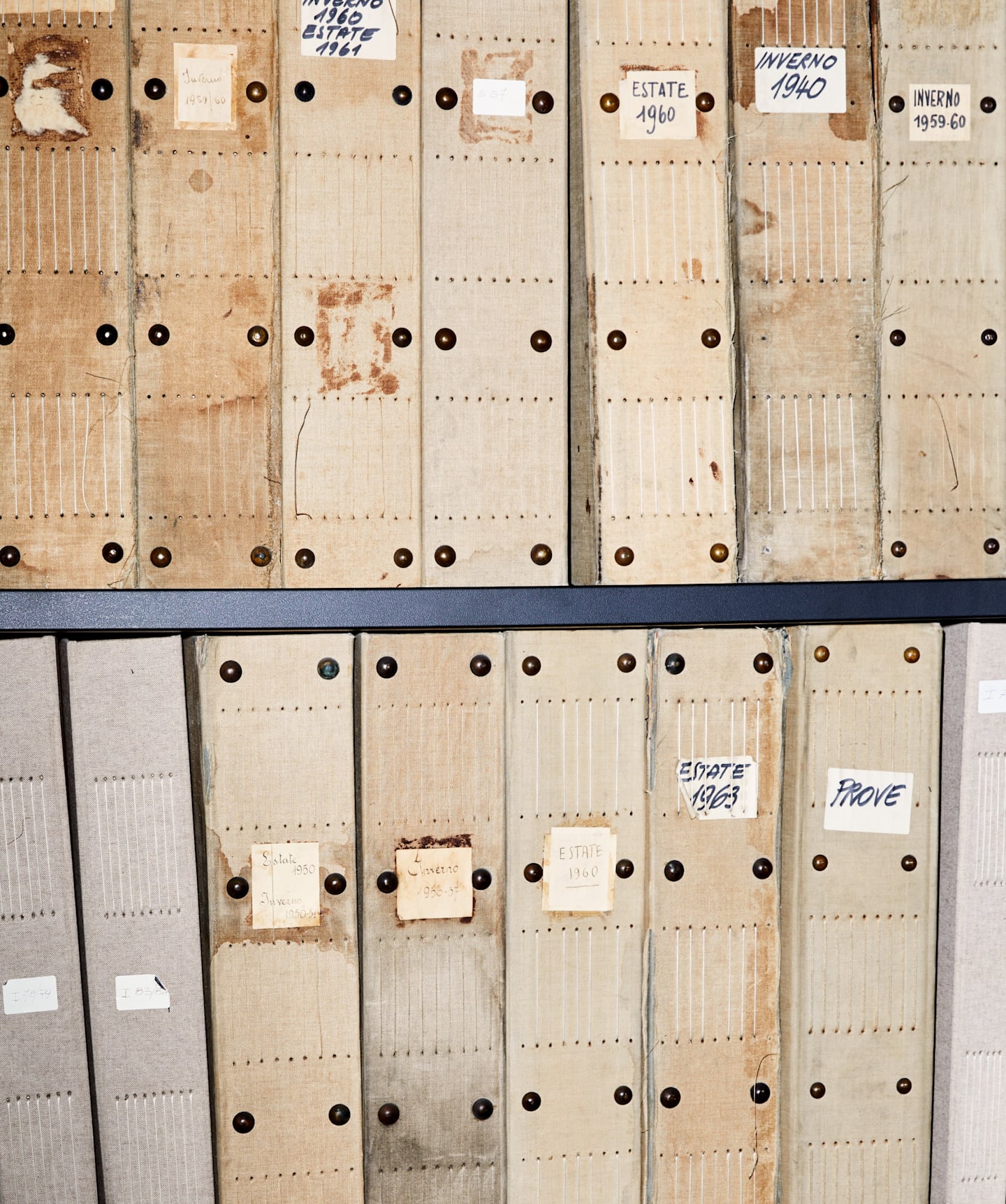 陈列着 50 多年的面料和设计记录的历史档案室。