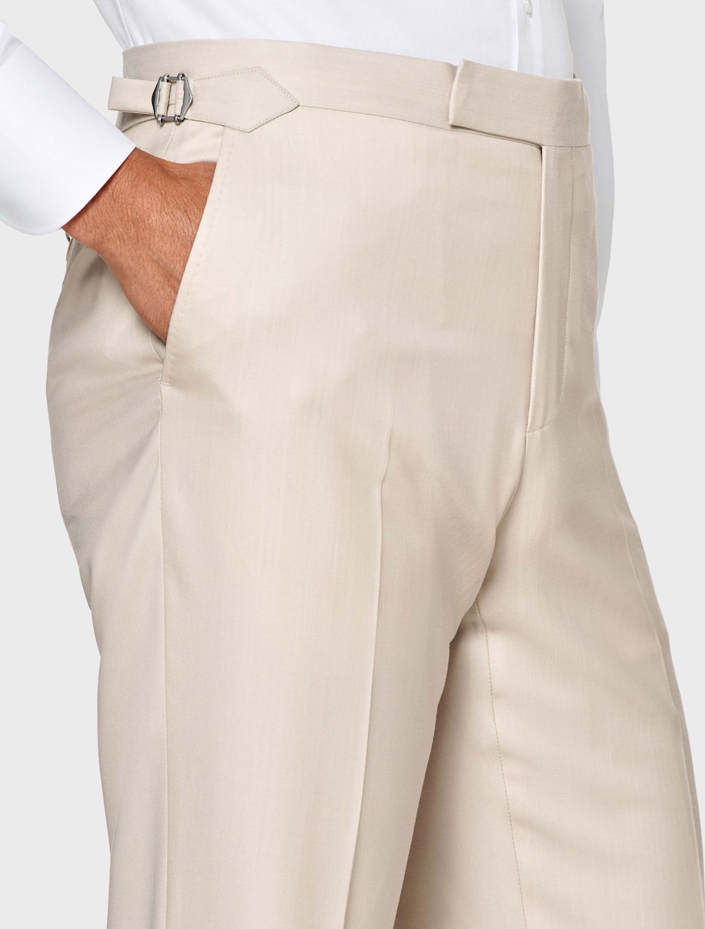 Jasnobrązowe spodnie z regulatorami szerokości po bokach