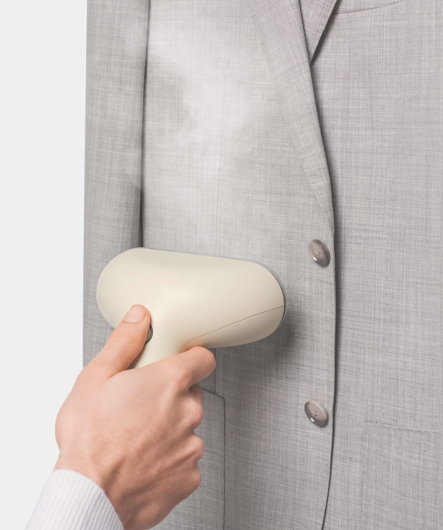 Imagen detallada de botones superpuestos en la manga de un blazer de traje