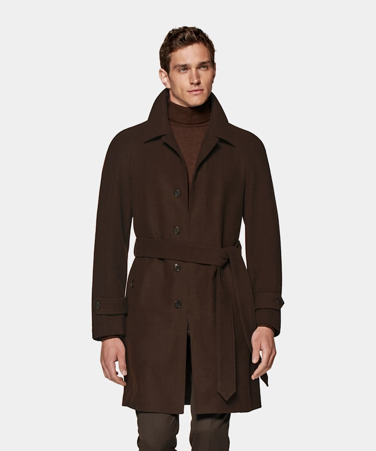 Abrigo marrón oscuro con cinturón