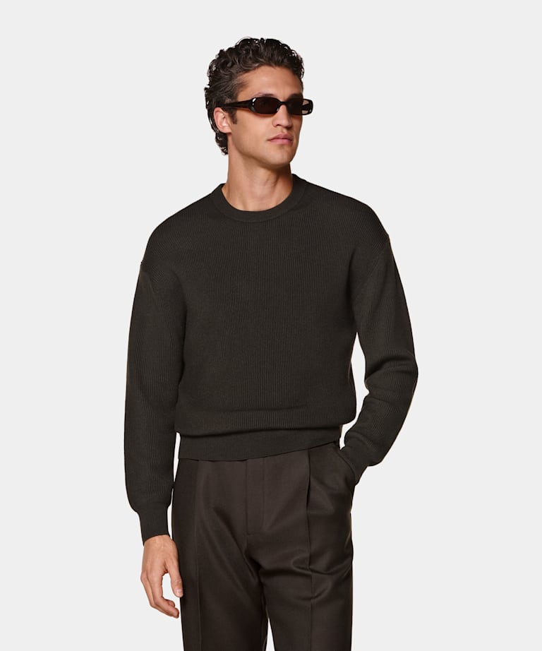 Ciemnobrązowy prążkowany sweter crewneck merino