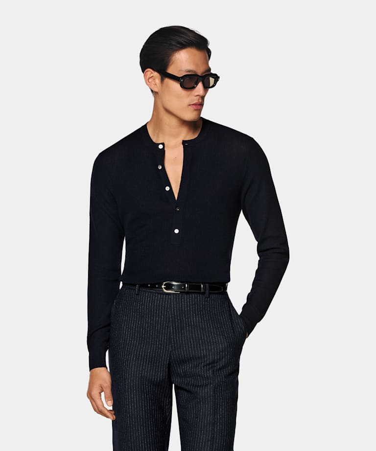 Granatowy sweter henley w prążki