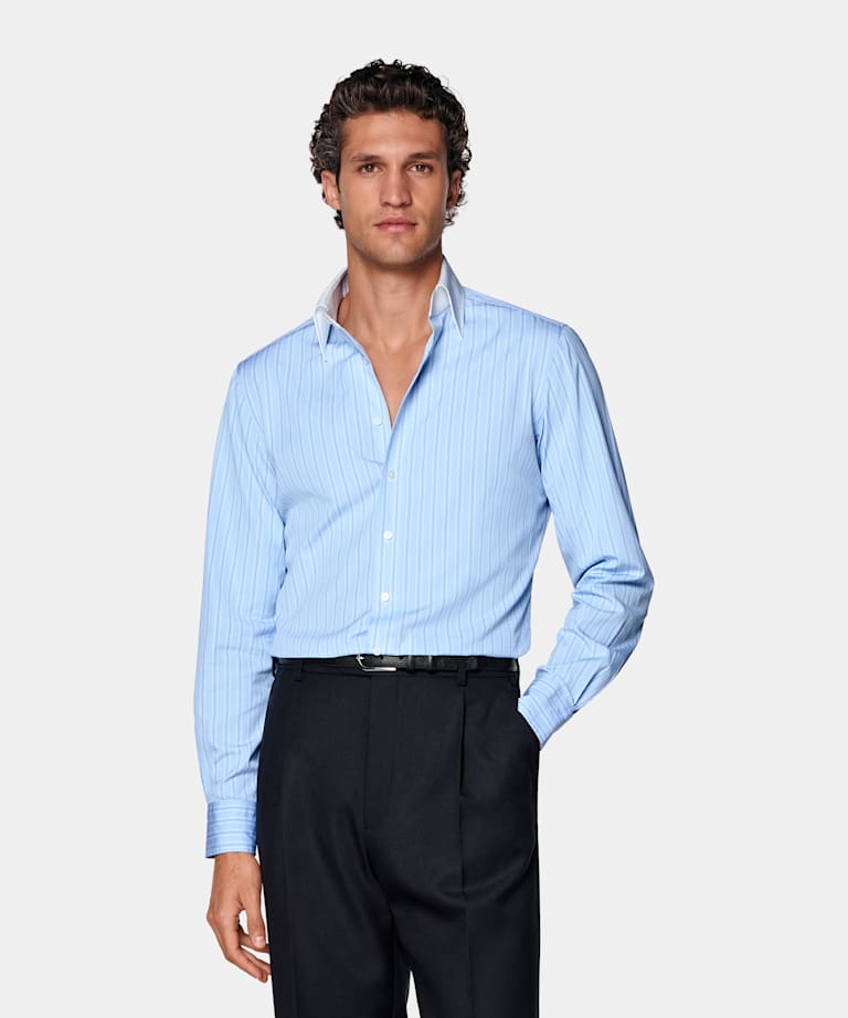 Camisa de cuello en punta de rayas azul claro