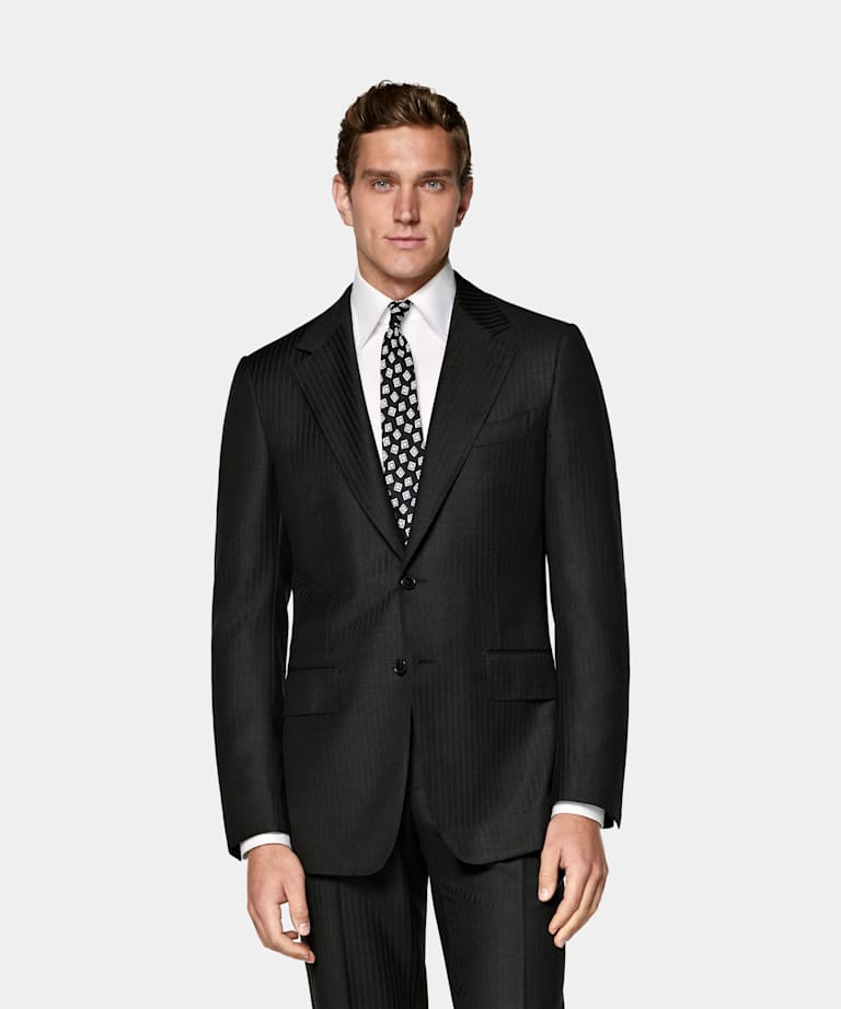SUITSUPPLY All Season Wrinkle-Free Wool de Lanificio Ermenegildo Zegna, Italia Dark Grey Striped Tailored Fit Milano Suit
