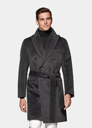 Abrigo gris oscuro con cinturón