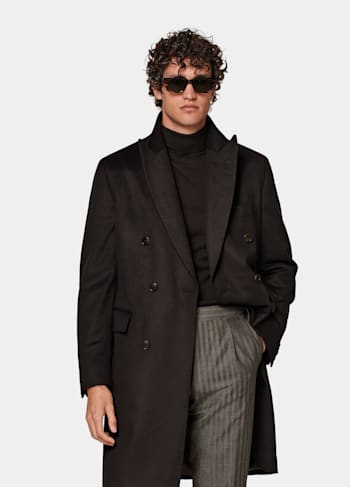 Abrigo marrón oscuro con cinturón