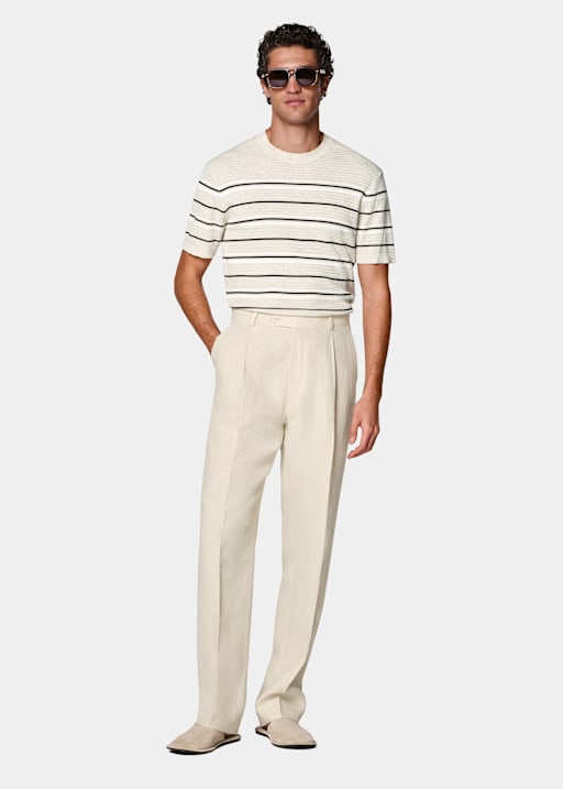Camiseta de jacquard a rayas color arena de manga corta y cuello redondo.