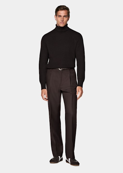 Jersey cuello alto marrón oscuro ribeteado