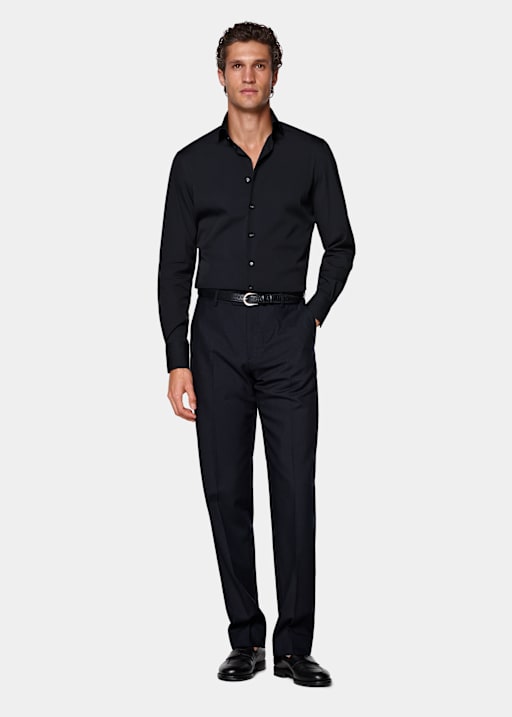 Camisa azul marino con cuello ancho