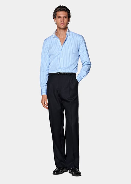 Camisa de cuello en punta de rayas azul claro