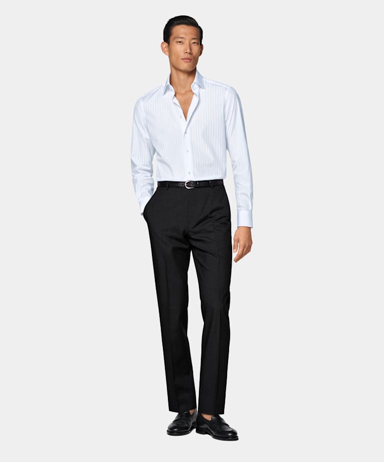 Camisa blanca de rayas con cuello cl&aacute;sico