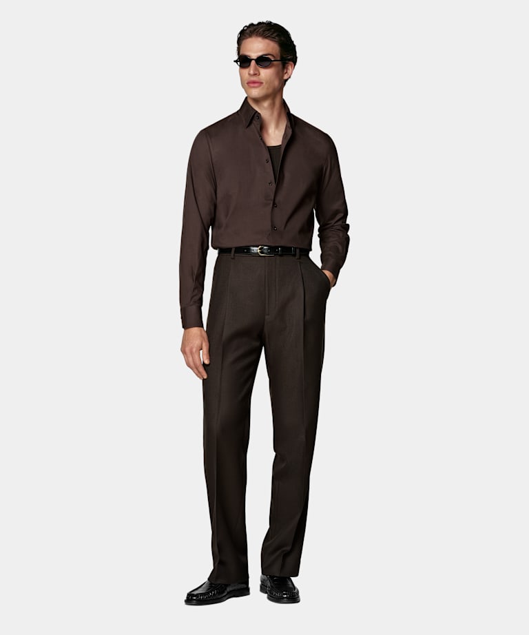 Camisa marr&oacute;n oscuro de algod&oacute;n egipcio