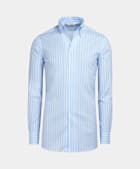 Chemise coupe très ajustée avec col d'une seule pièce bleu clair à rayures