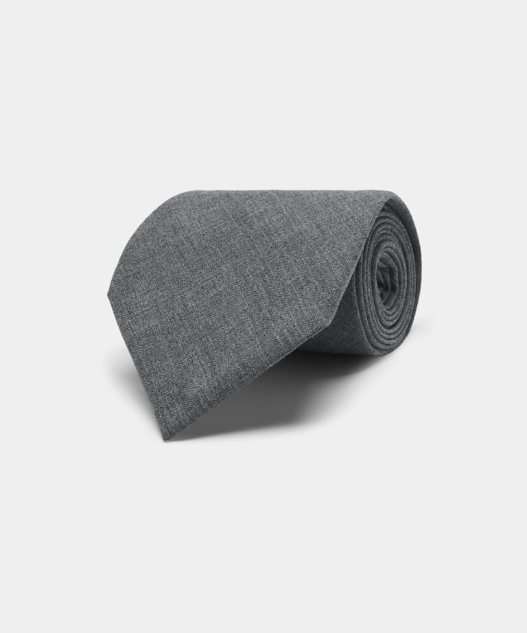 Corbata gris intermedio