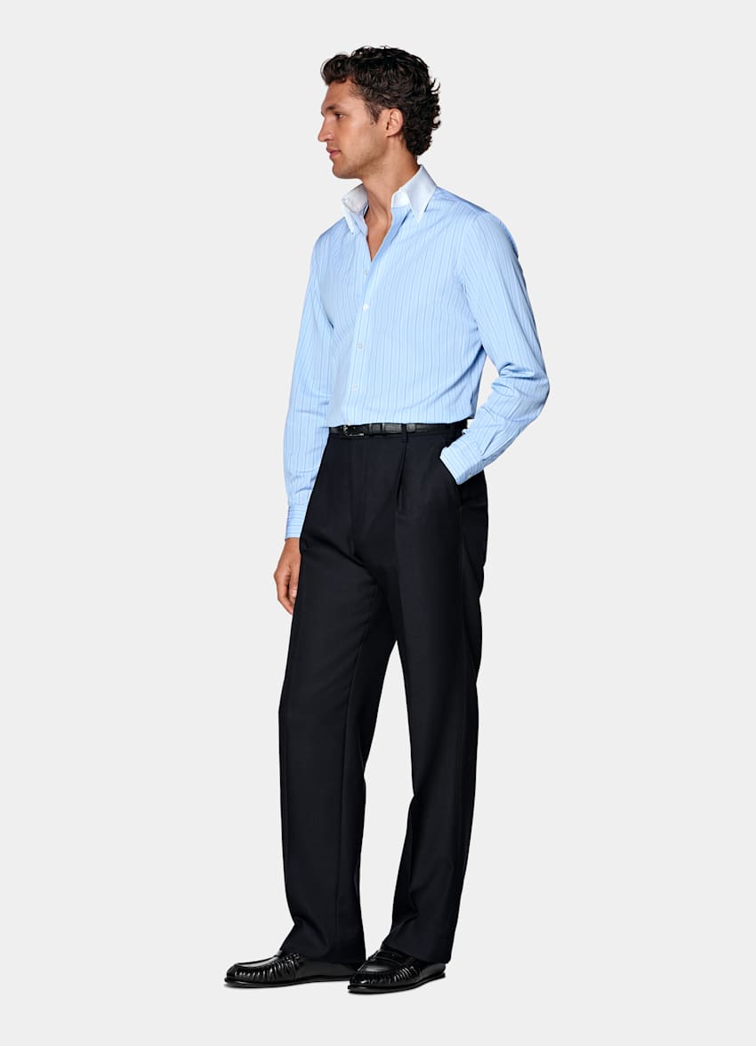 Camisa de cuello en punta de rayas azul claro