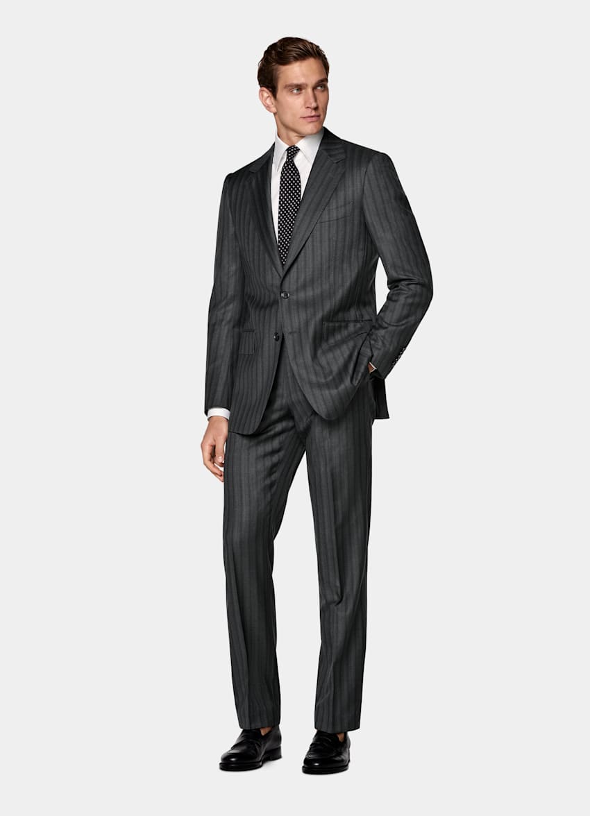 다크 그레이 스트라이프 테일러드 핏 Milano 수트