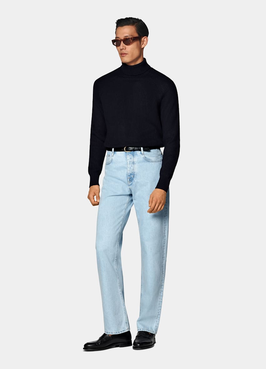 Col roul&eacute; bleu marine en maille c&ocirc;tel&eacute;e