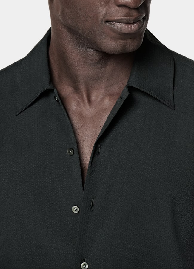 SUITSUPPLY Ägyptische Baumwolle Seersucker von Testa 1919 Srl, Italien Schwarzes Baumwollhemd mit kurzen Ärmeln