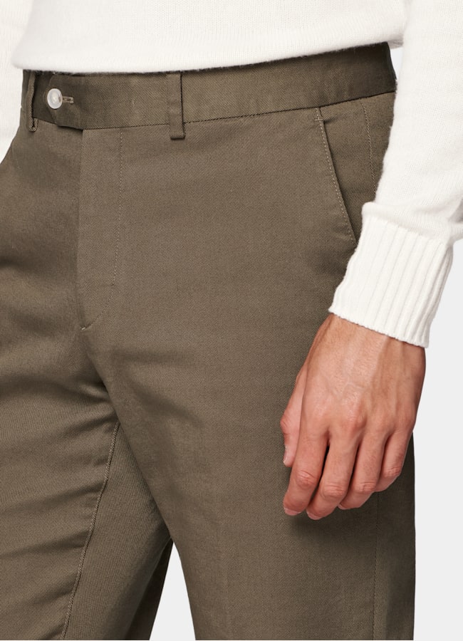 SUITSUPPLY All Season Bomullsstretch från Cervotessile, Italien Mellangröna chinos i slim leg straight-modell.