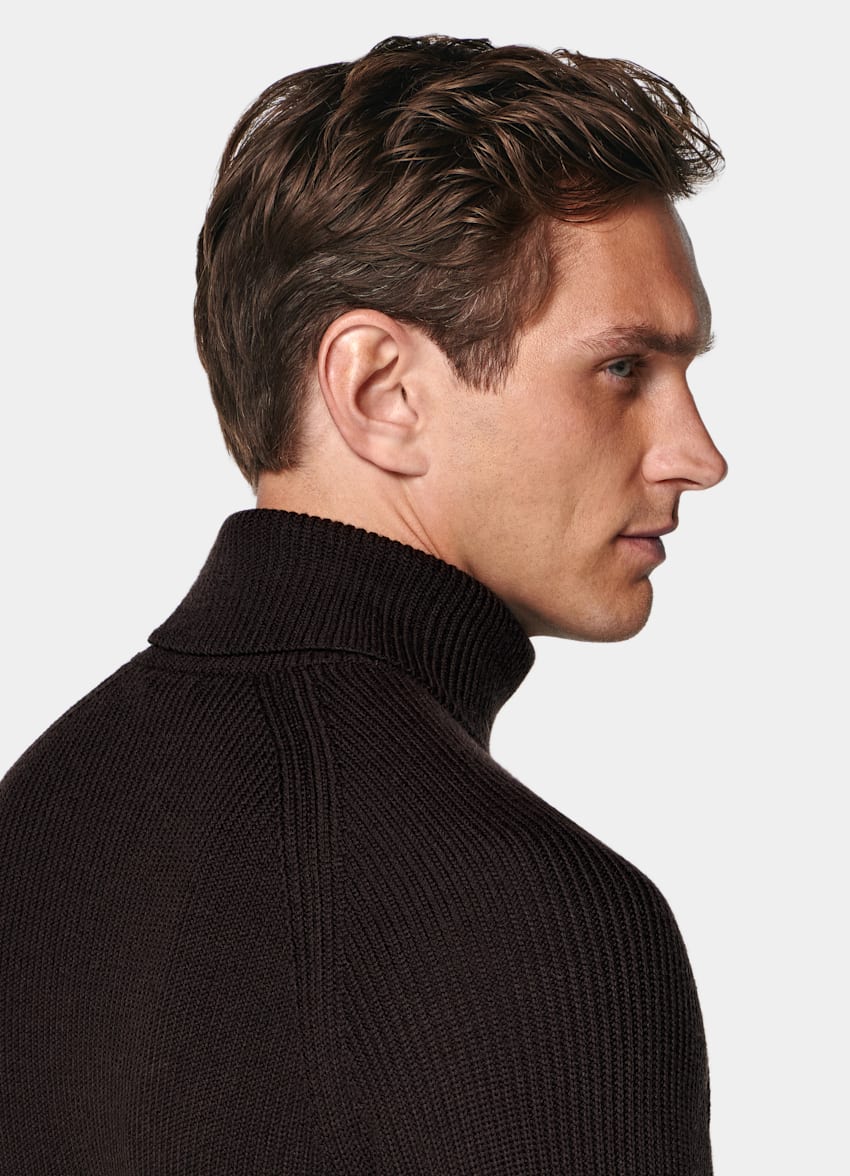 SUITSUPPLY Pura lana Jersey cuello alto marrón oscuro ribeteado