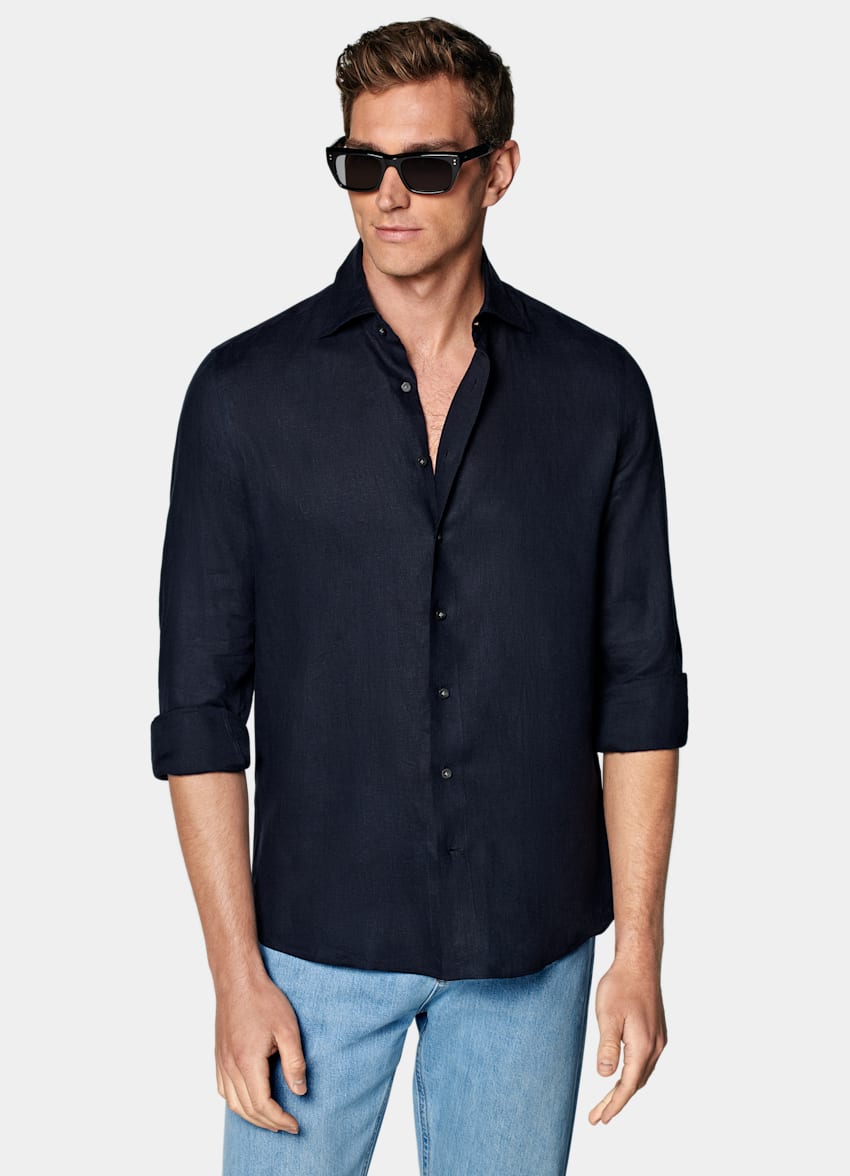 SUITSUPPLY Rent linne från Albini, Italien Marinblå skjorta med tailored fit