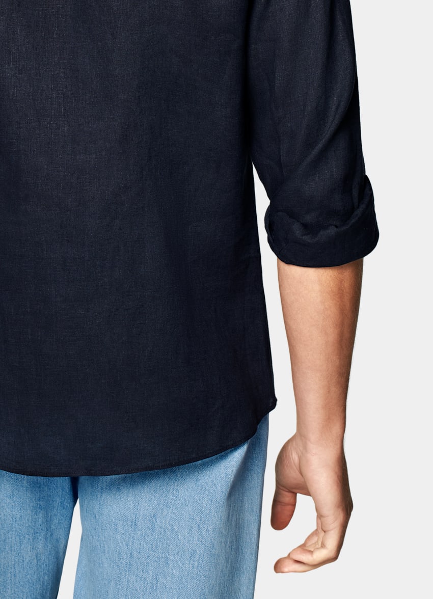 SUITSUPPLY Rent linne från Albini, Italien Marinblå skjorta med tailored fit