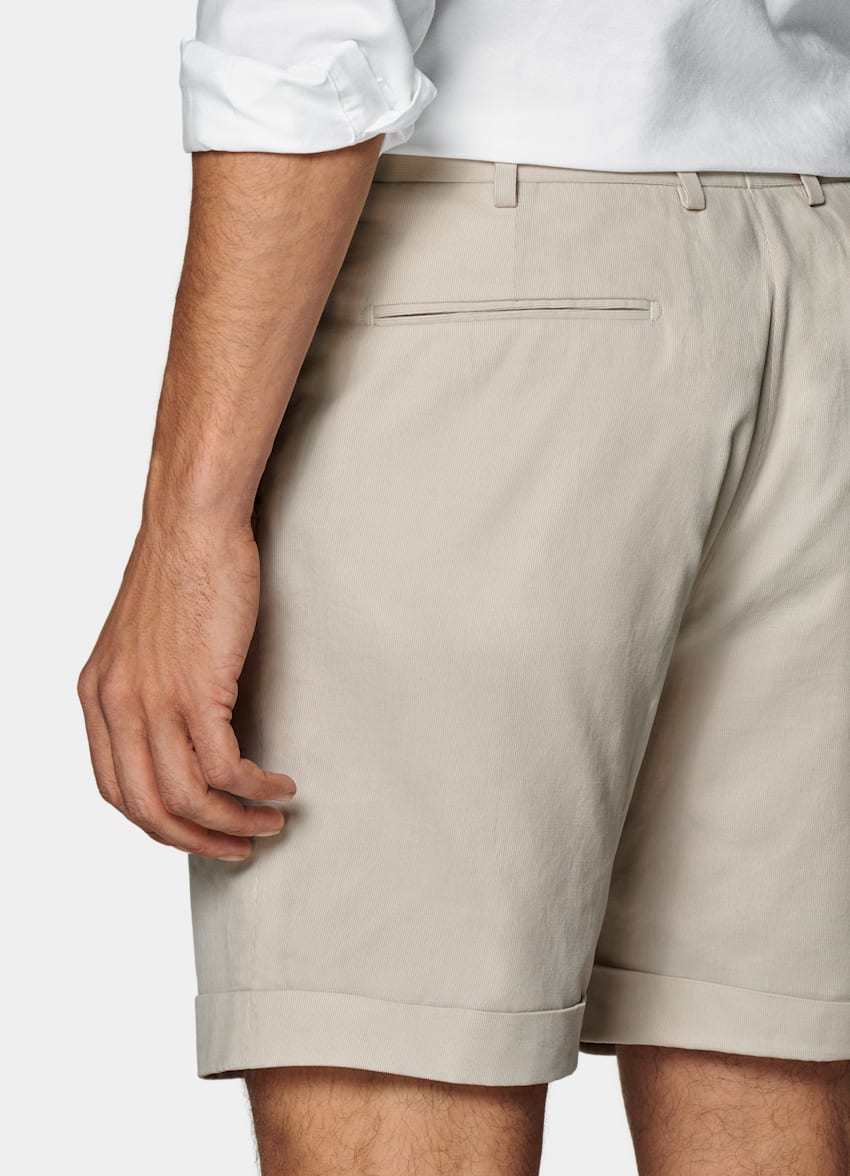 SUITSUPPLY 意大利 Pontoglio 生产的弹力棉面料 Bosa 砂砾色褶裥短裤