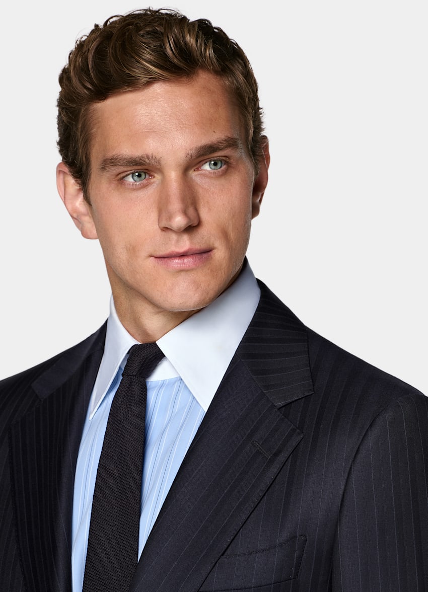 SUITSUPPLY All Season Wrinkle-Free Wool de Lanificio Ermenegildo Zegna, Italia Navy Striped Tailored Fit Milano Suit