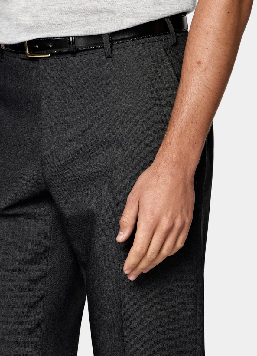 SUITSUPPLY 四季易护理四股羊毛 由Rogna生产，产自意大利 深灰色直筒裤型长裤