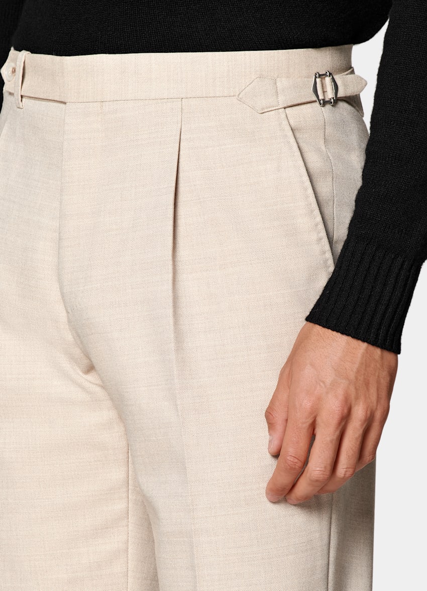 SUITSUPPLY 四季 意大利 Rogna 生产的Traveller 四股羊毛面料 砂砾色锥型修身裤型长裤