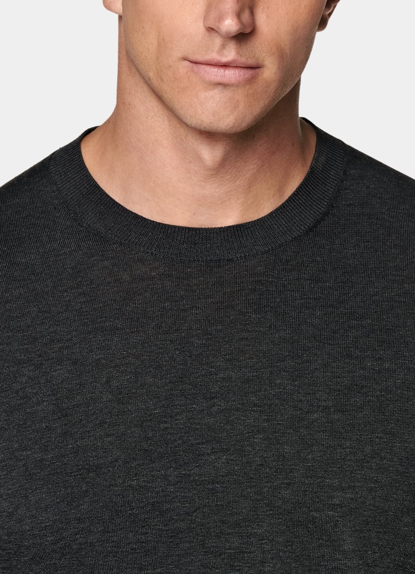 SUITSUPPLY Kalifornische Baumwolle und Maulbeerseide Rundhalspullover dunkelgrau