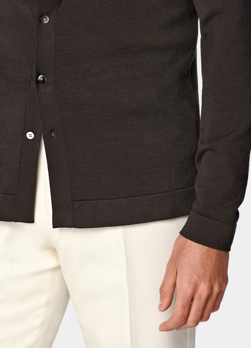 SUITSUPPLY Kalifornische Baumwolle und Maulbeerseide Polo-Cardigan dunkelbraun Langarm
