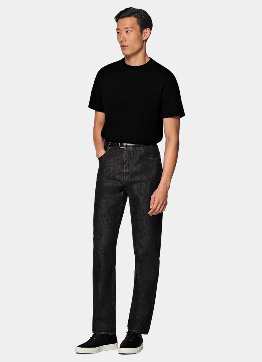 Camiseta negra cuello pico online