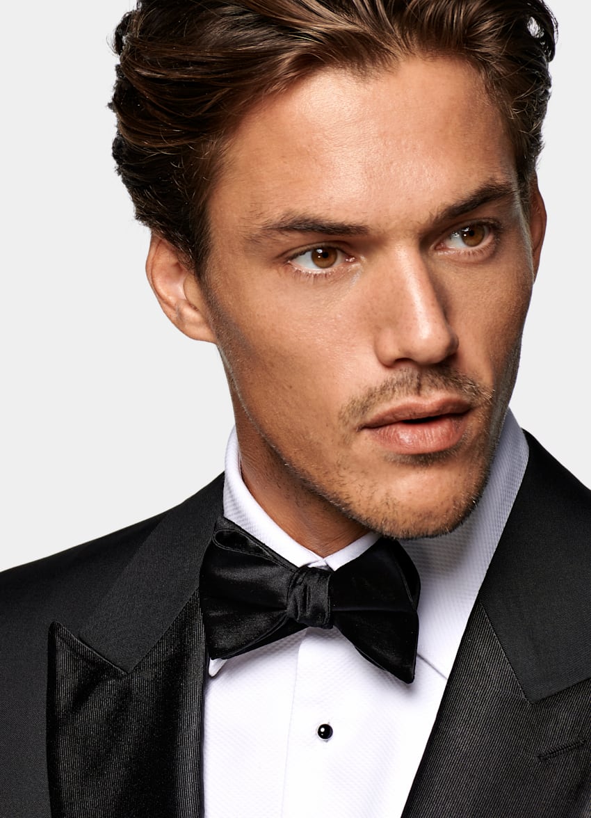 Black Self-tied Bow Tie in Pure Silk | SUITSUPPLY US