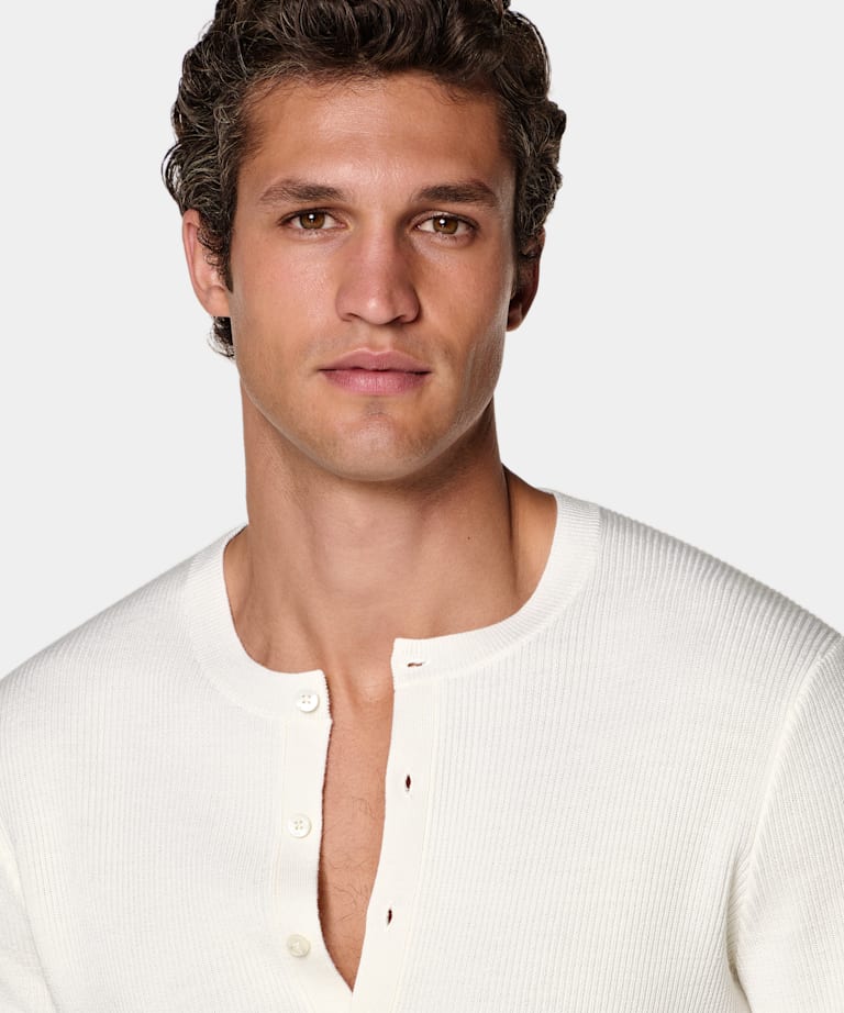 Sweter henley prążkowany w odcieniu bieli