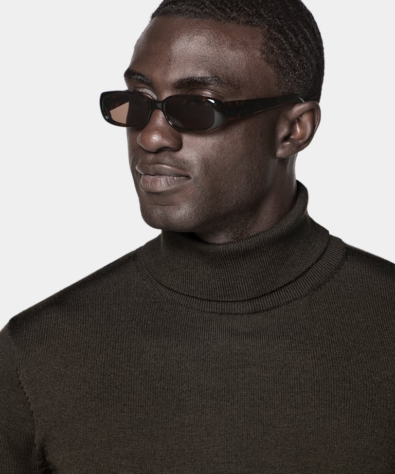Col roul&eacute; marron fonc&eacute;