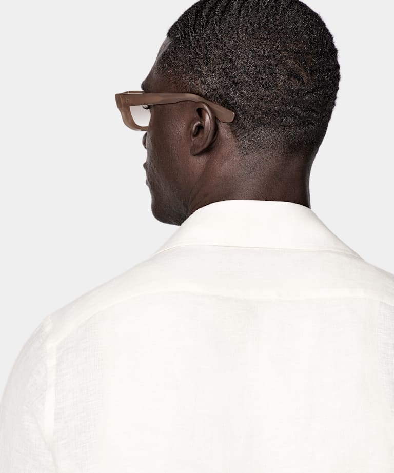 Camisa blanca plisada corte Slim bolsillo de parche