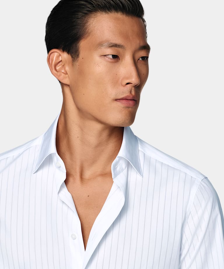 Camisa blanca de rayas con cuello cl&aacute;sico