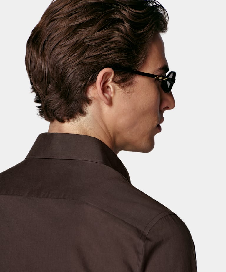 Camisa marr&oacute;n oscuro de algod&oacute;n egipcio