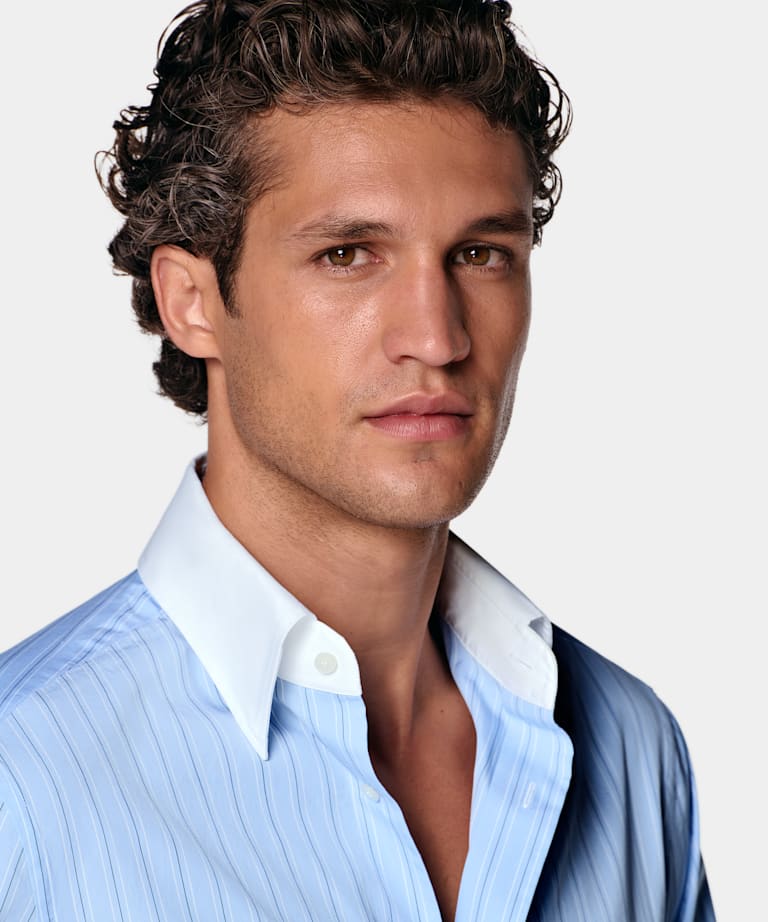 Camisa de cuello en punta de rayas azul claro