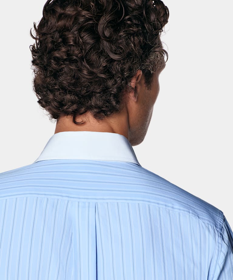 Camisa de cuello en punta de rayas azul claro