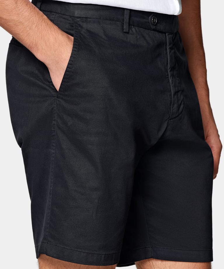 Marinblå shorts i slim leg-modell