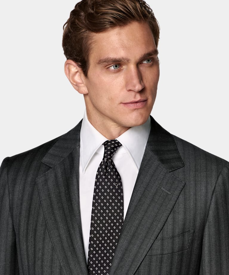 다크 그레이 스트라이프 테일러드 핏 Milano 수트