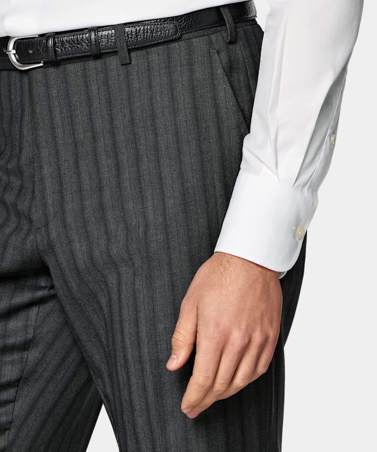 다크 그레이 스트라이프 테일러드 핏 Milano 수트