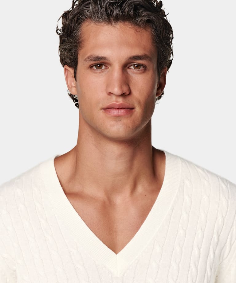 Jersey cuello pico punto cable color crudo