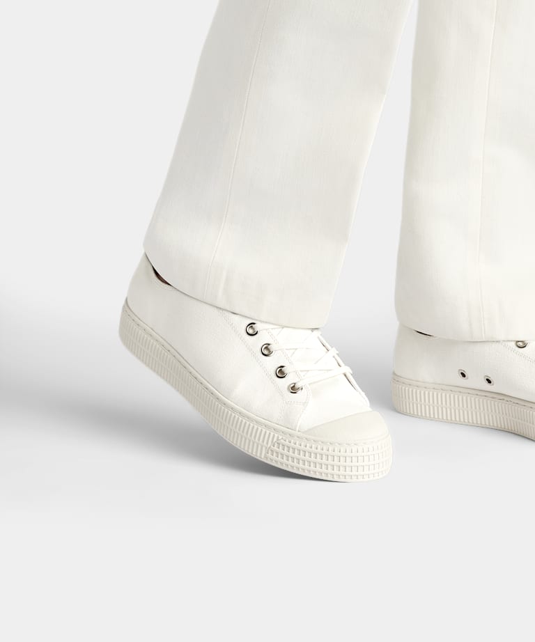 米白色运动鞋