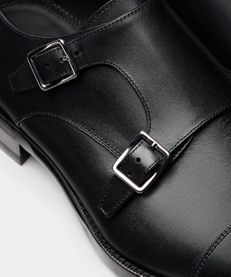 Zapato negro de doble hebilla