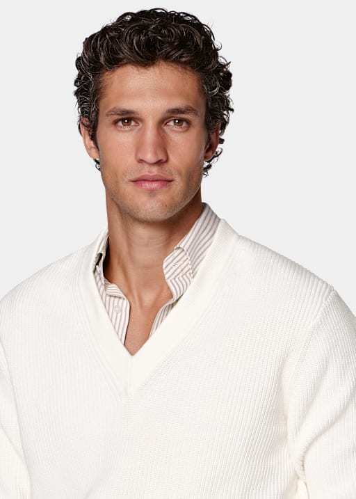 Pull col V c&ocirc;tel&eacute; blanc cass&eacute;