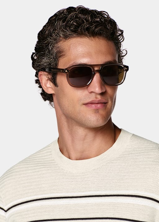 Camiseta de jacquard a rayas color arena de manga corta y cuello redondo.