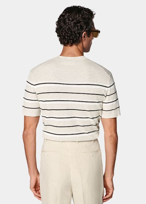 Camiseta de jacquard a rayas color arena de manga corta y cuello redondo.